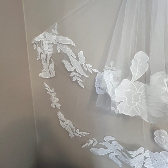 Elegant White Floral Veil - Picture 6 of 9